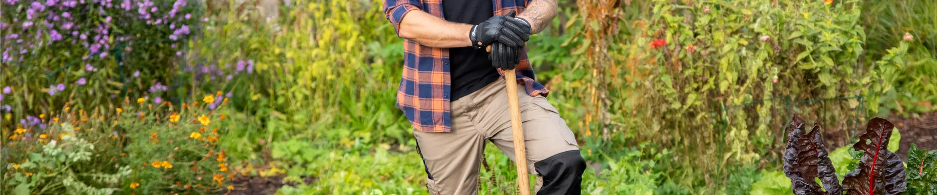 Gartengeräte - Mann mit Spaten