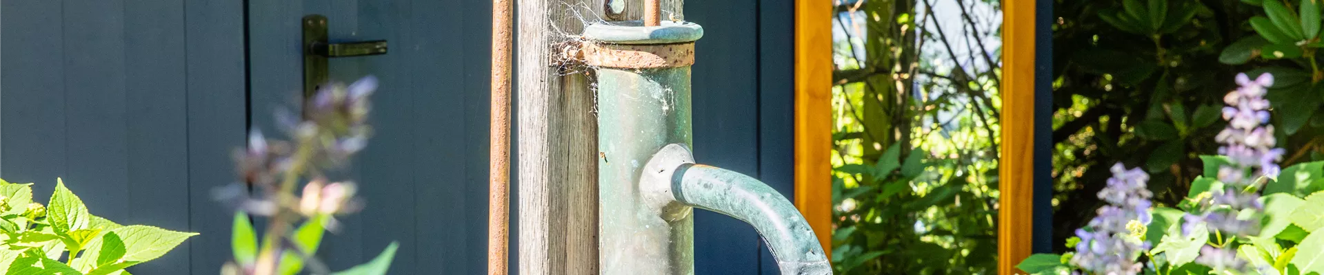 Brunnenpumpe im Garten